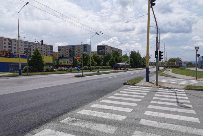 Ilustračný obrázok k článku Už je tam obmenený asfalt: Na Sekčove vodiči jazdia po vynovenej križovatke