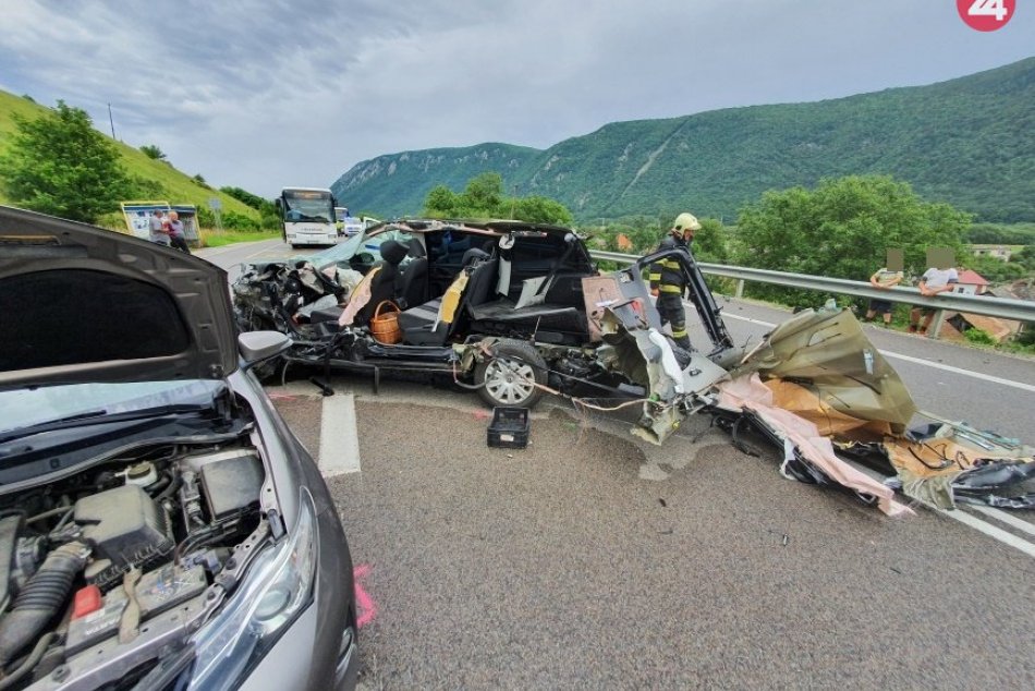Ilustračný obrázok k článku Pri Slavci sa zrazilo šesť vozidiel: Jedna osoba zranená, FOTO z miesta