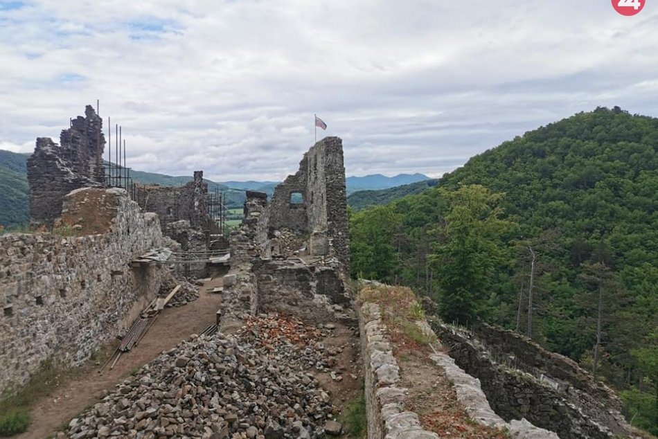 Ilustračný obrázok k článku Obnova hradu Revište pokračuje aj v lete: Pre turistov pribudli nové služby