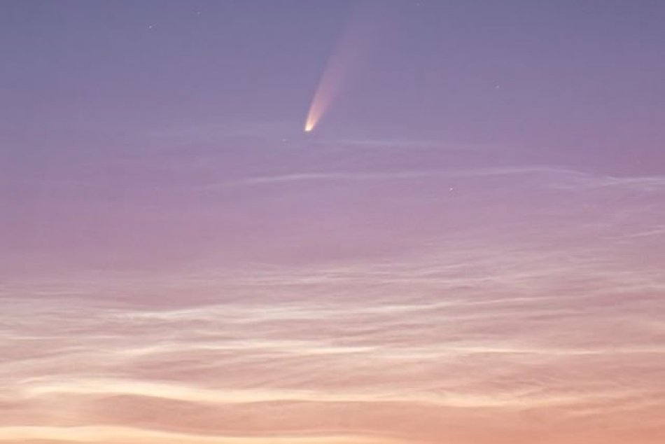 Ilustračný obrázok k článku KURIOZITA DŇA: Astronóm zachytil letiacu kométu v plnej kráse