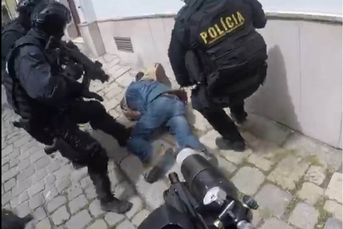 Ilustračný obrázok k článku Kontroverzný zásah polície: Nechýbali vulgarizmy ani kopance do hlavy, VIDEO