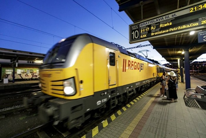 Ilustračný obrázok k článku Vo vlaku pod Tatrami niekto nahlásil BOMBU, dopravu už obnovili: Spoje hlásia meškania
