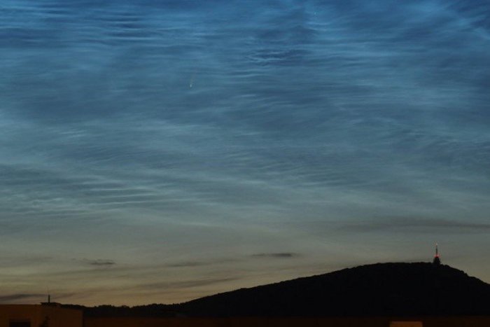 Ilustračný obrázok k článku Nádherný úlovok: Juraj zachytil žiarivú kométu a svietiace oblaky nad Nitrou, FOTO
