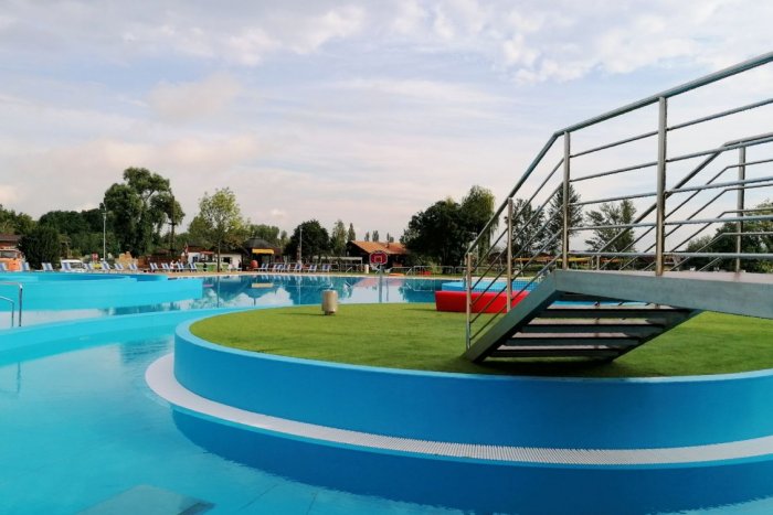 Ilustračný obrázok k článku Vadaš s lákavou novinkou: Na kúpalisku pribudol nový zážitkový bazén Oáza