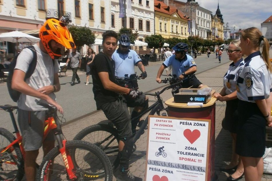 Ilustračný obrázok k článku Neohľaduplní cyklisti na pešej zóne? Bystrickí mestskáči robili osvetu aj s darčekmi