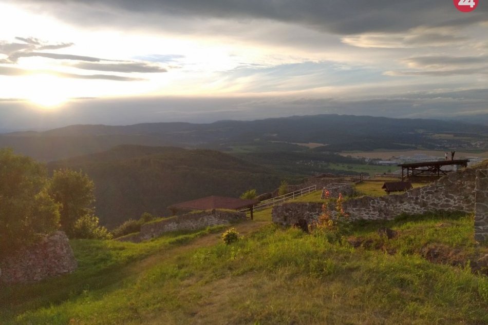 Ilustračný obrázok k článku Romantika s očarujúcimi výhľadmi: Zažili ste už Pustý hrad pri západe slnka? FOTO