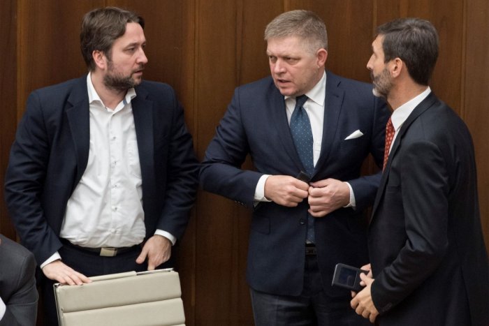 Ilustračný obrázok k článku Fico s poslancami Smeru majú nachystané hárky: Pre odvolanie Matoviča urobia všetko!