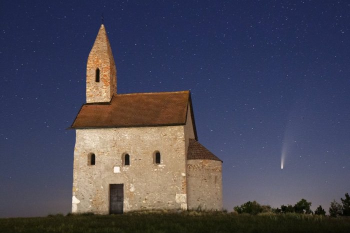 Ilustračný obrázok k článku Dušan zachytil kométu v plnej kráse: Zažiarila nad Dražovským kostolíkom, FOTO