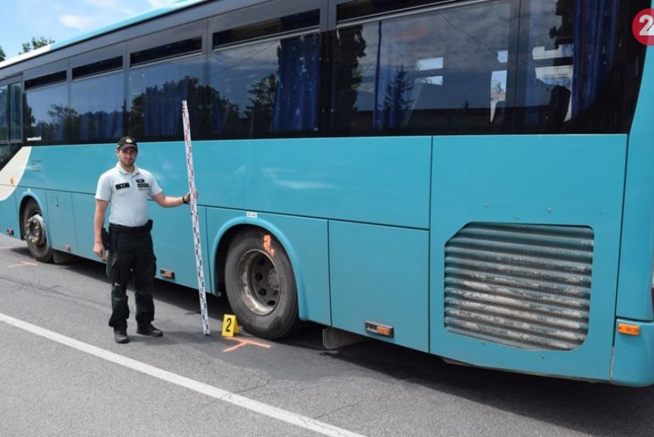 Ilustračný obrázok k článku Nehoda na priechode: Autobus vrazil do dievčaťa, po páde jej prešiel po nohách