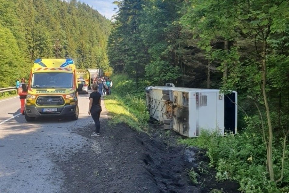 Ilustračný obrázok k článku Na Donovaloch sa prevrátil autobus s 27 deťmi: Z miesta hlásia zranených, FOTO