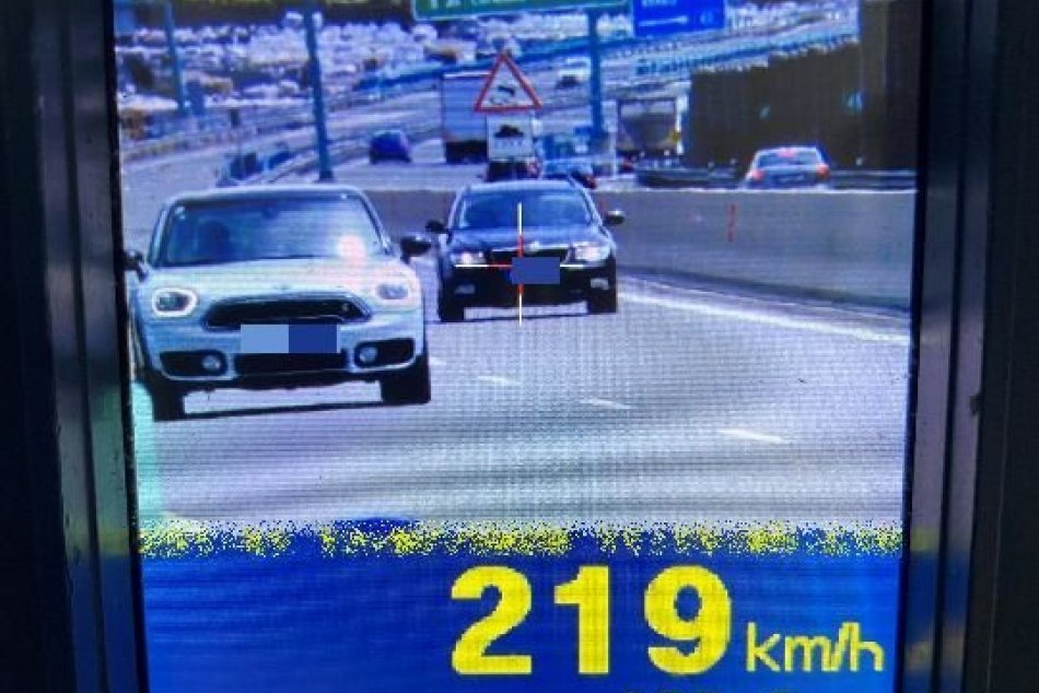 Ilustračný obrázok k článku Vodič sa ponáhľal na kontrolu k doktorovi: Policajti mu namerali 219 km/h