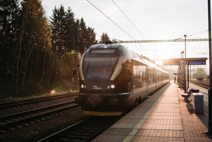 Ilustračný obrázok k článku Vlaky v Česku sa vyhli zrážke len o chlp: Cestujúcich museli evakuovať