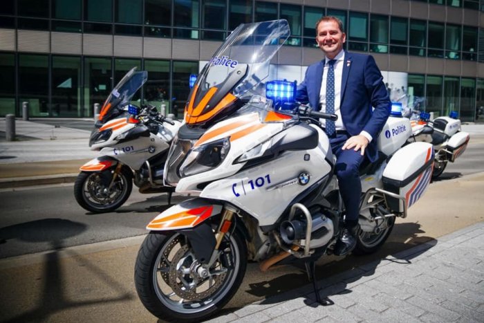 Ilustračný obrázok k článku Matovičovi došli čisté trenírky, stihol pivo i koláč pre Merkelovú: Slováci mu naložili!