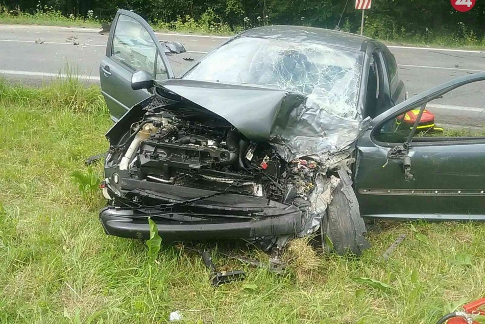 Ilustračný obrázok k článku Zrážka osobného auta s kamiónom: Cestu v okrese Prievidza uzavreli, FOTO