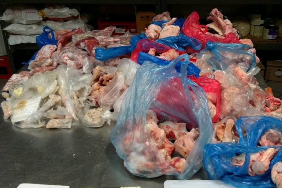 Ilustračný obrázok k článku HUMUS zo známej tržnice: Veterinári zhabali vyše sto kíl mäsa i rýb neznámeho pôvodu, FOTO