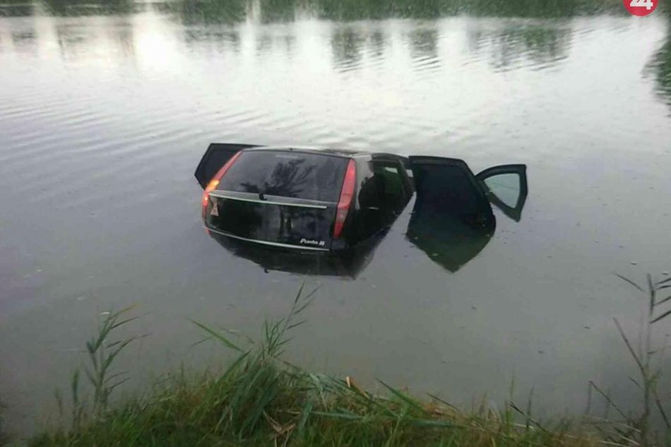 Ilustračný obrázok k článku Keď zlyhajú brzdy… Auto skončilo v jazere, FOTO