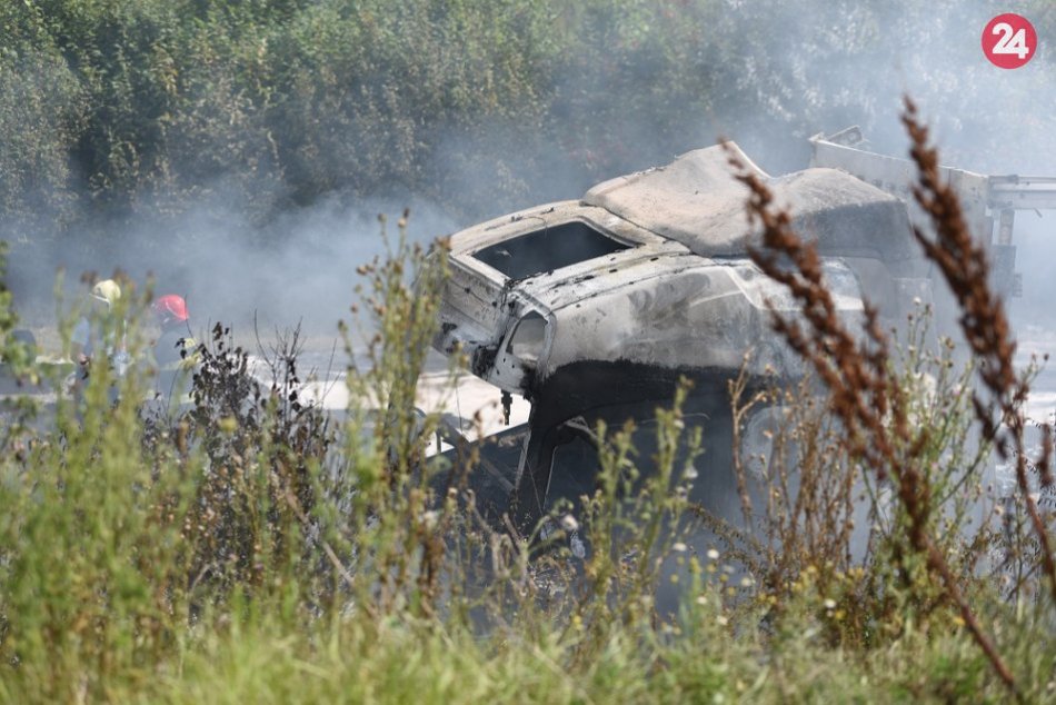 Ilustračný obrázok k článku Neďaleko Brezna došlo k nehode kamióna s autom: Hlásia zranené osoby