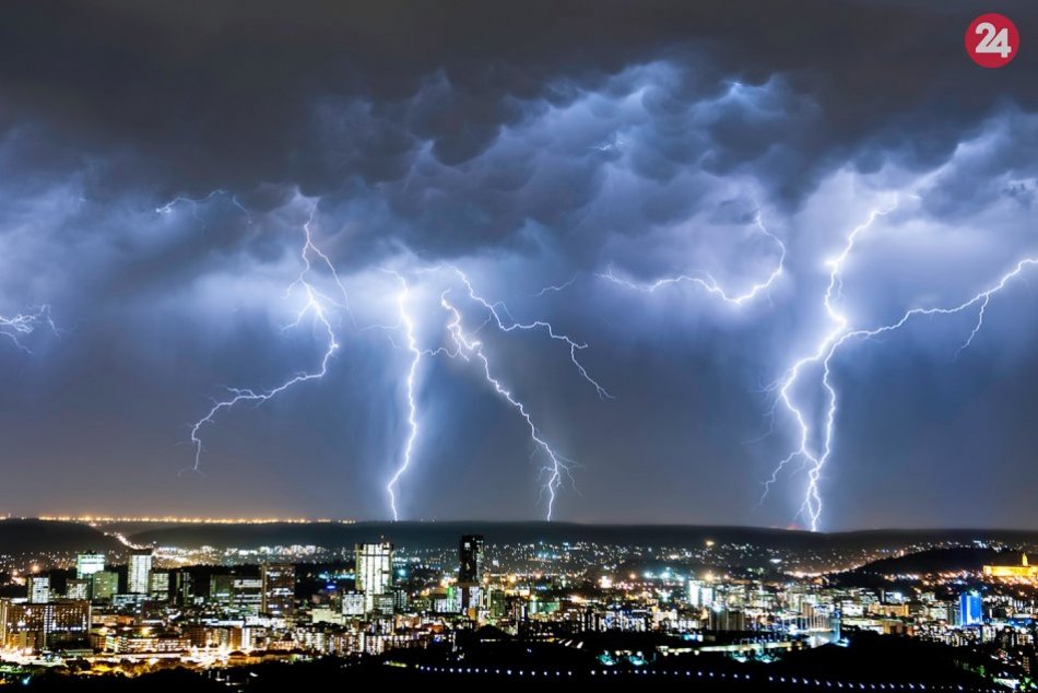 Ilustračný obrázok k článku FOTO: Bratislavou sa prehnala nočná búrka. Blesky ponúkli búrlivý letný zážitok
