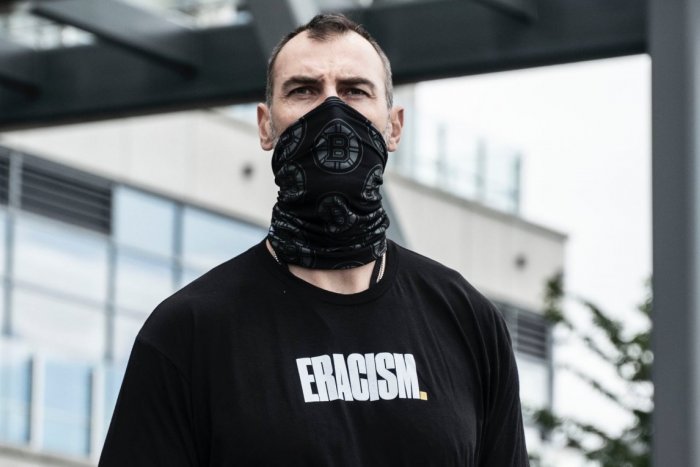 Ilustračný obrázok k článku Chára je vodca ako ŽIADNY INÝ: Tričkami bojuje proti rasizmu, spoluhráči ho nasledujú!