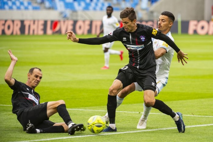 Ilustračný obrázok k článku Dobré správy: Chovan a Hrnčár si naďalej budú obliekať dres ViOn-u