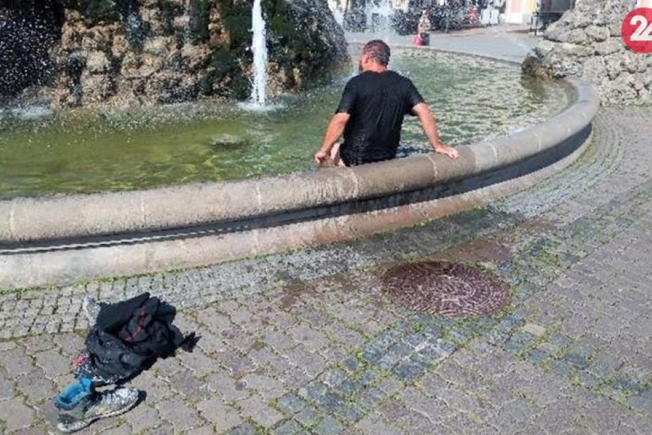 Ilustračný obrázok k článku Muž vo fontáne aj pomoc starčekovi: Mestskáči sa v Bystrici veru nenudia, FOTO