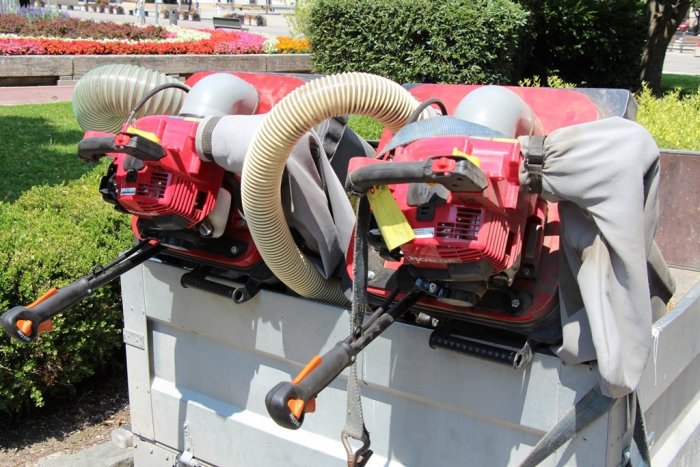 Ilustračný obrázok k článku Vyskúšali čistenie ulíc elektrickými vysávačmi: Museli ich vymeniť za benzínové