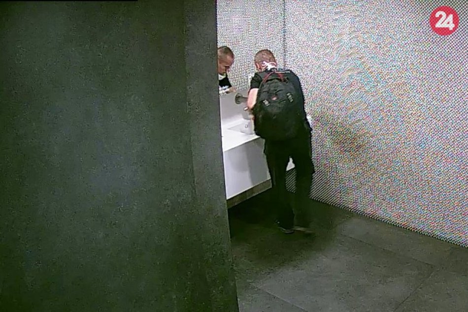 Ilustračný obrázok k článku Ozbrojená lúpež v nitrianskej pobočke banky: Polícia hľadá muža z kamerových záznamov