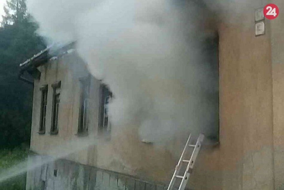 Ilustračný obrázok k článku Rodinný dom v plameňoch: Profesionálom prišli na pomoc dobrovoľní hasiči, FOTO