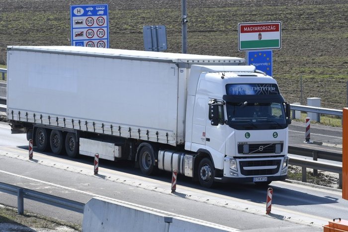 Ilustračný obrázok k článku Maďari zhabali fejkové rúška, ktoré viezol slovenský kamión