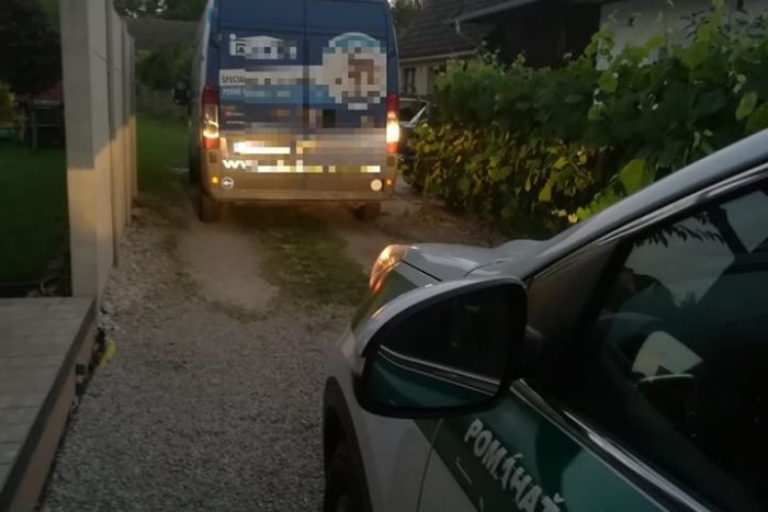 Ilustračný obrázok k článku Trenčan čelí obvineniu, hrozí mu rok v base: Večer sa preháňal po dedine, kým ho nestopli