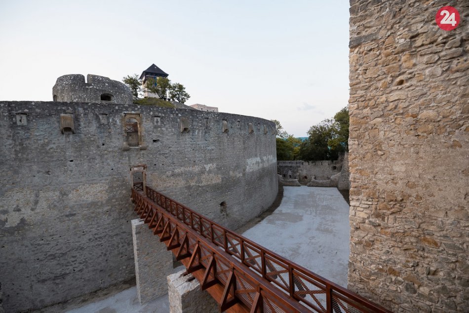 Ilustračný obrázok k článku Hlásia hotovo, čaká sa len na jedno: Trenčiansky hrad je ešte krajší, FOTO