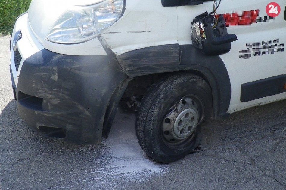 Ilustračný obrázok k článku Pri Bystrici skončilo auto vo zvodidlách: Na mieste je zranená osoba