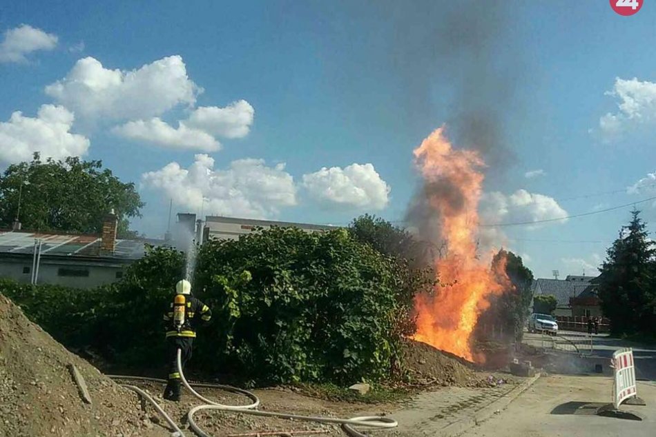 Ilustračný obrázok k článku Hasiči zasahujú pri úniku plynu a požiari v Dubnici: Jeden človek je zranený, FOTO