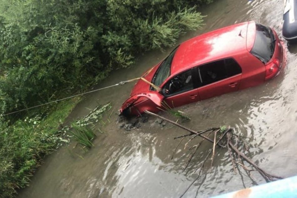Ilustračný obrázok k článku Vodič šoféroval pod vplyvom: S autom skončil v rieke pri Závažnej Porube