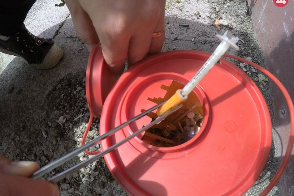 Ilustračný obrázok k článku Z ulíc Zvolena miznú použité injekčné striekačky. Končia v špeciálnej nádobe, FOTO