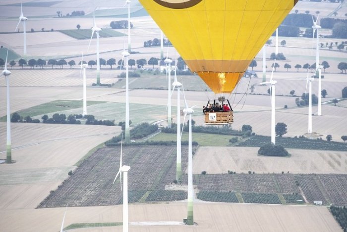 Ilustračný obrázok k článku Smrteľný let: Z teplovzdušného balóna vypadávali ľudia, zahynula jedna osoba