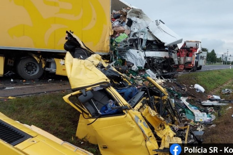 Ilustračný obrázok k článku Polícia už začala trestné stíhanie kvôli tragickej zrážke kamiónov pri Turni nad Bodvou, FOTO
