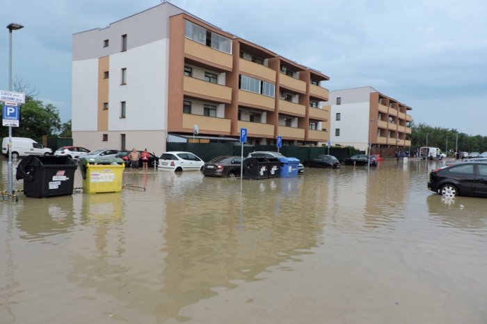 Ilustračný obrázok k článku Zábery zo zaplavenej ulice v Senci: Takúto SPÚŠŤ spôsobila búrka! FOTO
