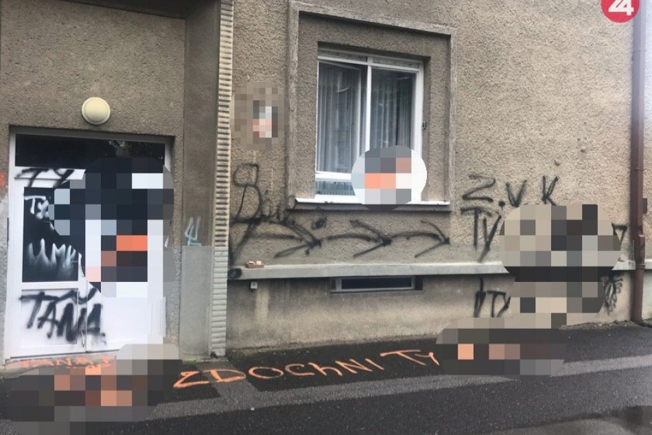 Ilustračný obrázok k článku V Bystrici vyčíňal vandal so sprejmi: Odniesla si to bytovka aj chodník, FOTO
