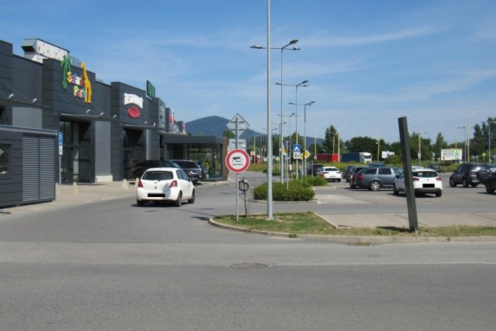 Ilustračný obrázok k článku Zakazuje nevídané: Na parkovisku na Sekčove nájdeme kurióznu dopravnú značku, FOTO