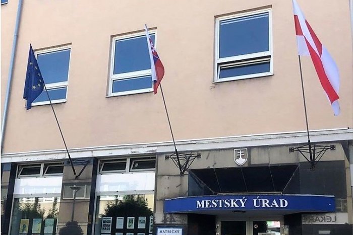 Ilustračný obrázok k článku Mesto Hlohovec vyvesilo na mestskom úrade bielo-červenú vlajku Bieloruska