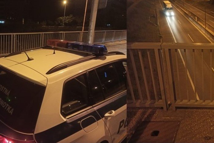 Ilustračný obrázok k článku Košičan stál pri zábradlí a chcel skočiť z mosta: Policajti ihneď konali