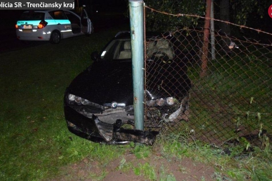 Ilustračný obrázok k článku Auto skončilo v plote: Policajti prišli na miesto a začalo sa pátranie