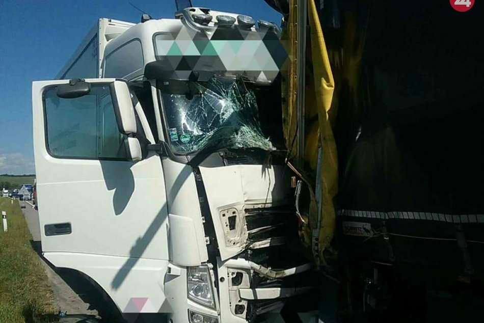 Ilustračný obrázok k článku Vážna nehoda pri Trenčíne: Po zrážke 3 kamiónov hlásia zranených, FOTO