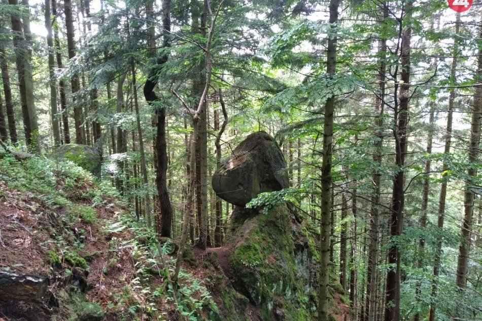 Ilustračný obrázok k článku Počuli ste už o Čertovej skale? Jednu nájdeme aj v lese nad Bystricou, FOTO