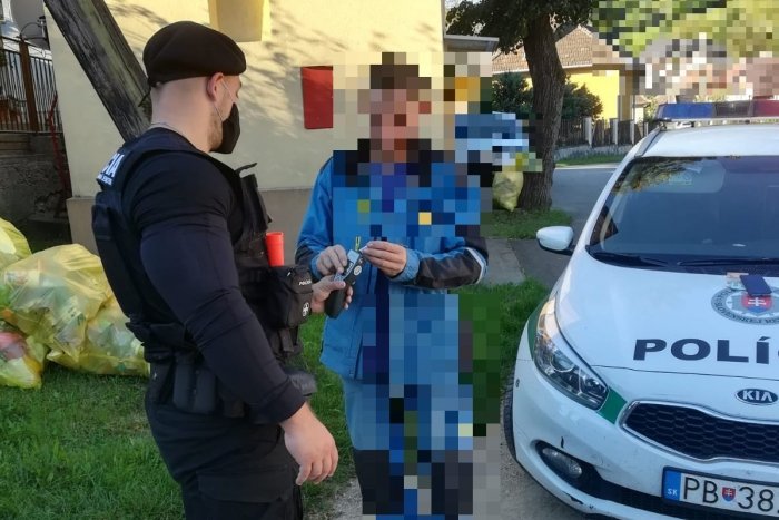 Ilustračný obrázok k článku Policajtom sa Trenčan hneď nezdal: Následne sa kĺzal s dodávkou po tráve, FOTO