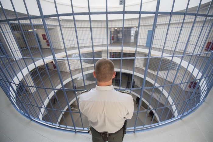 Ilustračný obrázok k článku Pri väzňovi z Opatoviec to neskončilo: COVID-19 potvrdili aj u dozorcu