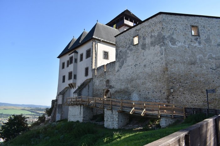 Ilustračný obrázok k článku Obnova pri bráne: Prístup na Trenčiansky hrad je bezpečnejší, FOTO
