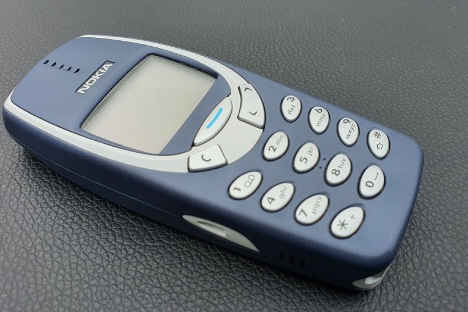 Ilustračný obrázok k článku Legendárna Nokia 3310 oslavuje: Takmer nezničiteľná "tehla" má 20 rokov + KVÍZ