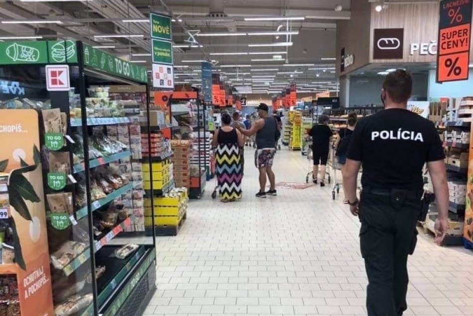 Ilustračný obrázok k článku Policajti kontrolujú nosenie rúšok: Predavačku v obchode načapali s neprekrytou tvárou